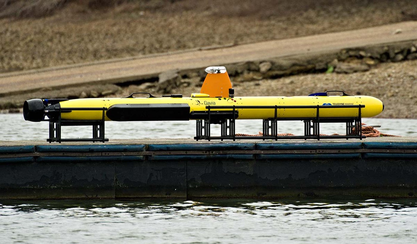 AUV Gavia de Teledyne Marine realizando operaciones de mapeo autónomo del fondo marino